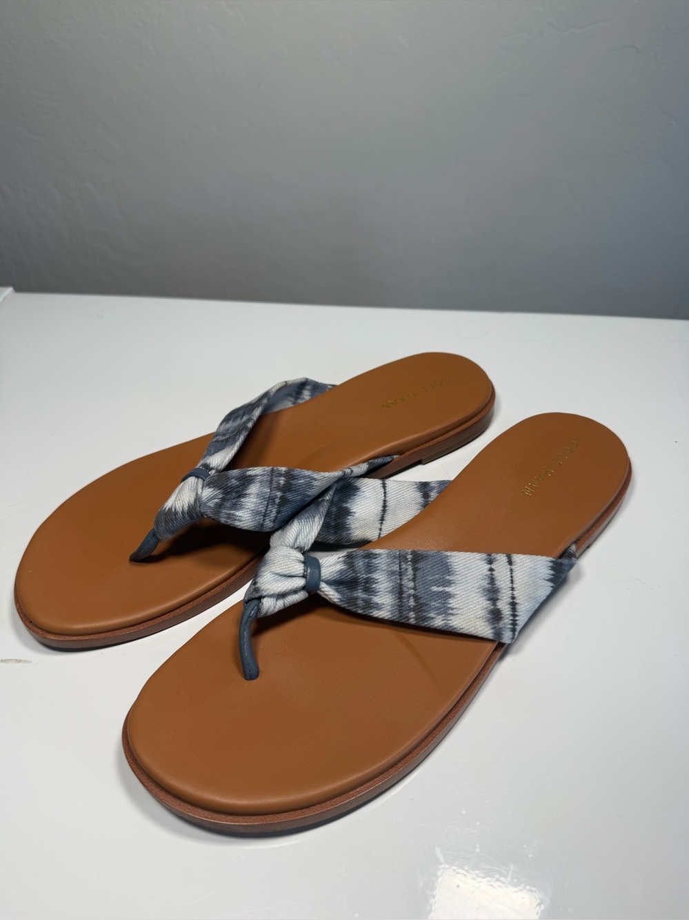 Cole Haan Fiona Grey Ikat Tie Dye Thong Sandals Size 8.5 B